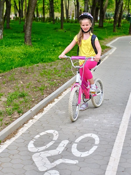Bicicletas ciclismo niñas con mochila ciclismo en carril bici . — Foto de Stock