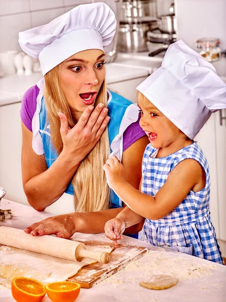 Mãe e filho assar biscoitos . — Fotografia de Stock