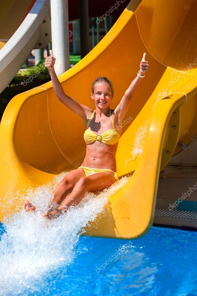 Niño en tobogán acuático en aquapark — Foto de stock #109218364