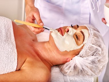 Kadın orta yaşlı almak yüz masaj spa salonda.