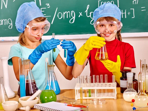 Kinder im Chemieunterricht. — Stockfoto