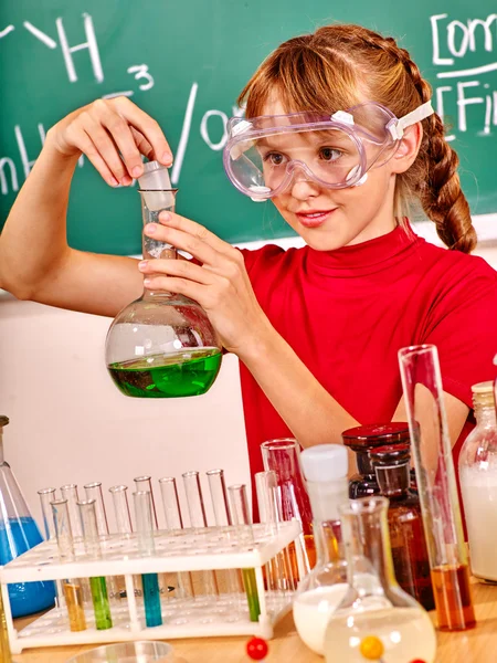 Enfant en classe de chimie . — Photo