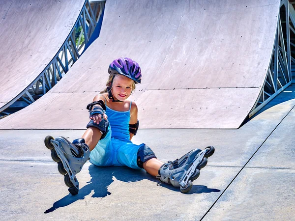 Menina montando em patins  . — Fotografia de Stock