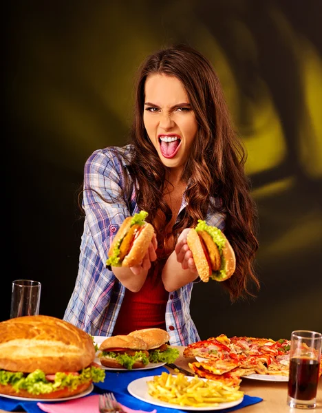 Lány étkezési nagy szendvics. — Stock Fotó