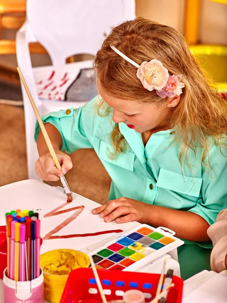 Fille avec peinture au pinceau à la maternelle  . — Photo