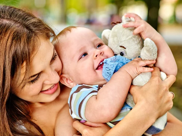 Glad kärleksfull mor och hennes baby utomhus. — Stockfoto