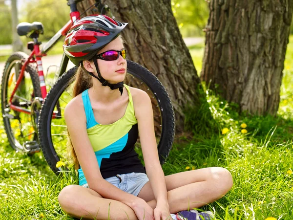 Fahrradfahrerinnen mit Helm ruhen sich unter Baum aus. — Stockfoto