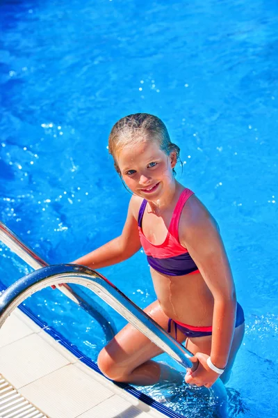 Criança menina saindo da piscina  . — Fotografia de Stock