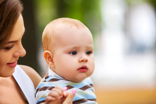 Mutlu sevgi dolu bir anne ve onun bebek açık havada. — Stok fotoğraf