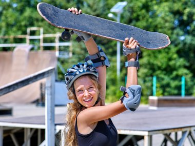 Genç kız onun kaykay sürmek