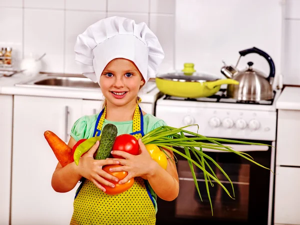 Barn matlagning på kök. — Stockfoto