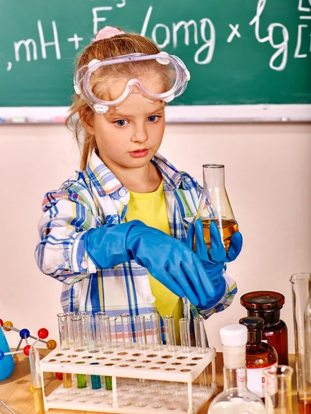 Criança em aula de química . — Fotografia de Stock