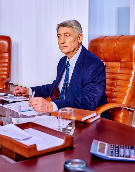 Hombre de negocios jefe en la oficina . — Foto de Stock