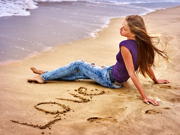 Мбаппе нарисовал сердце на песке пляжного моря . — стоковое фото