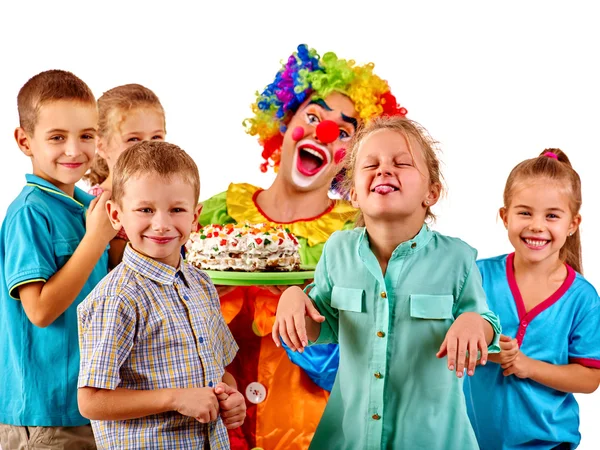 Clown che tiene la torta durante compleanno con bambini di gruppo . — Foto Stock