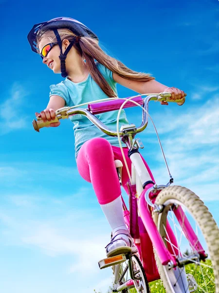 Bicicletas ciclismo menina vestindo capacete passeios de bicicleta . — Fotografia de Stock