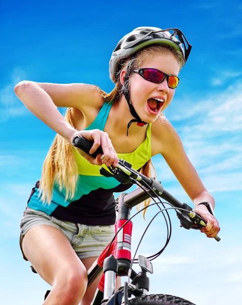 Bicicletas ciclismo chica con paseos en casco bicicleta aganista cielo azul . — Foto de Stock