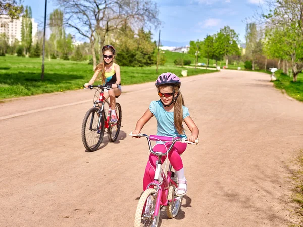 자전거 자전거 자전거 차선을 타고 헬멧을 착용 하는 여자. — 스톡 사진