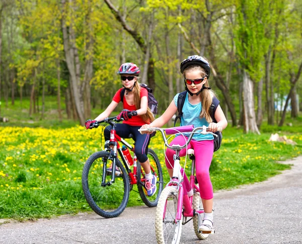 自行车和背囊在自行车道上骑自行车骑自行车的女孩. — 图库照片