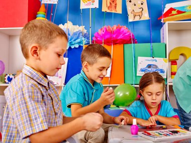 Anaokulunda plastikten grup çocuk kalıbı .