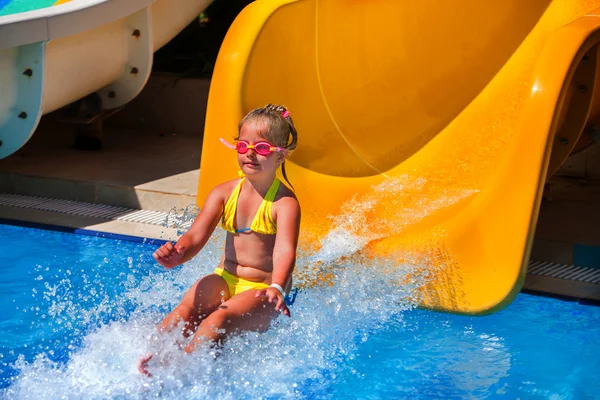 Barn på vattenrutschbana i aquapark. — Stockfoto