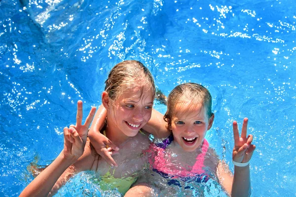 Kind op Wasser Rutsche in aquapark. — Stockfoto