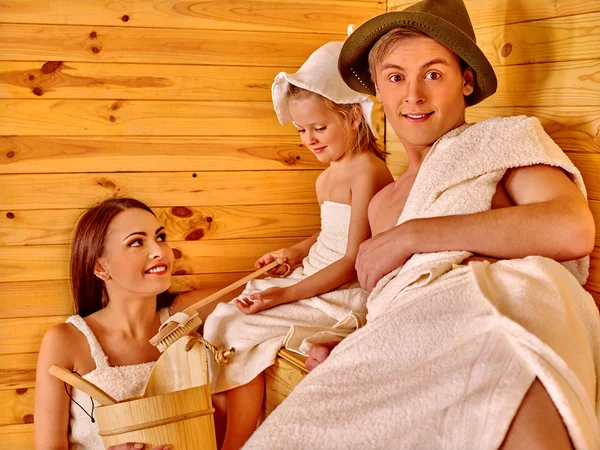 Gruppo di persone in cappello in sauna . — Foto Stock