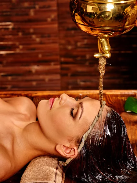 Frau mit Shirodhara gießt Öl auf Kopf im indischen Spa . — Stockfoto