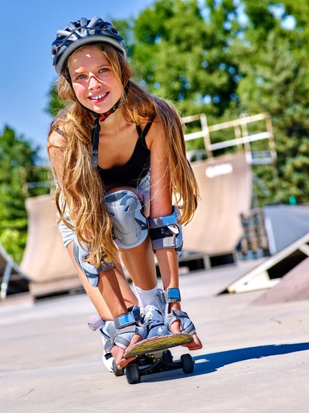 Adolescente chica monta su monopatín — Foto de Stock