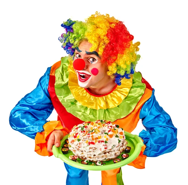 Wszystkiego najlepszego perukę funny clown utrzymuje ciasto. — Zdjęcie stockowe