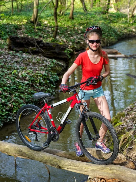 Bicicletas ciclismo menina ciclismo fording através de água  . — Fotografia de Stock