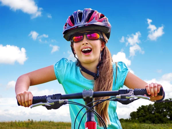 Bicicletas ciclismo menina vestindo capacete passeios de bicicleta . — Fotografia de Stock