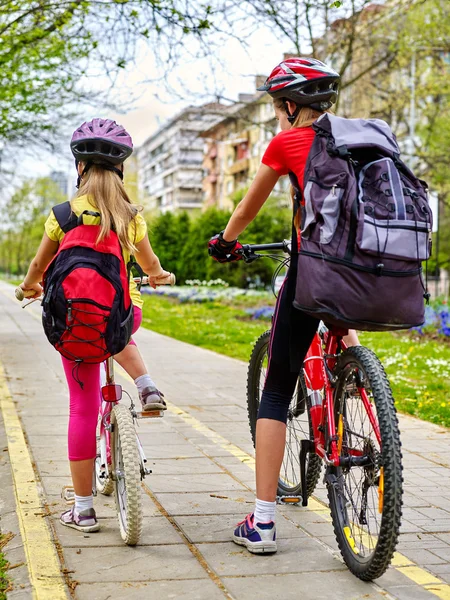 Flickor barn cykla på gula cykel lane. — Stockfoto