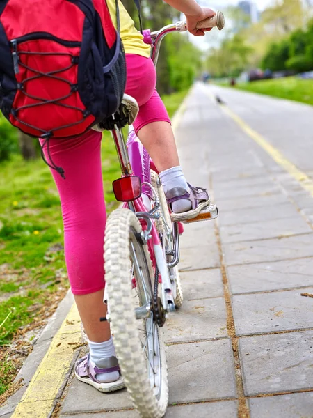Cyklar cyklist flicka. Barn fötter och cykel hjul. Låga delen. — Stockfoto