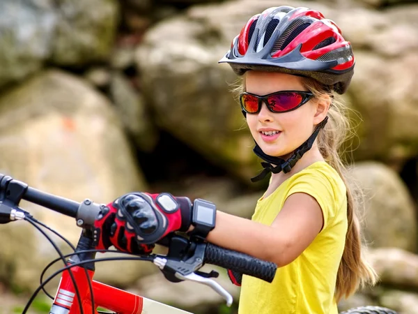 Motos menina de ciclismo no parque. Menina monta bicicleta em montanhas . — Fotografia de Stock