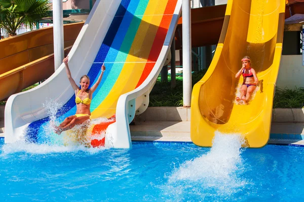 Enfants sur toboggan aquatique à aquapark . — Photo