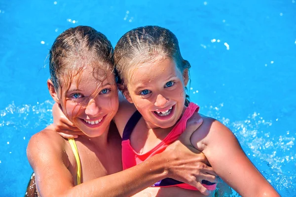 Niño en tobogán acuático en aquapark . — Foto de Stock