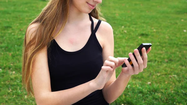 Dokunmatik ekran telefon açık havada şehir parkında kullanarak yakın çekim kadın eller — Stok fotoğraf