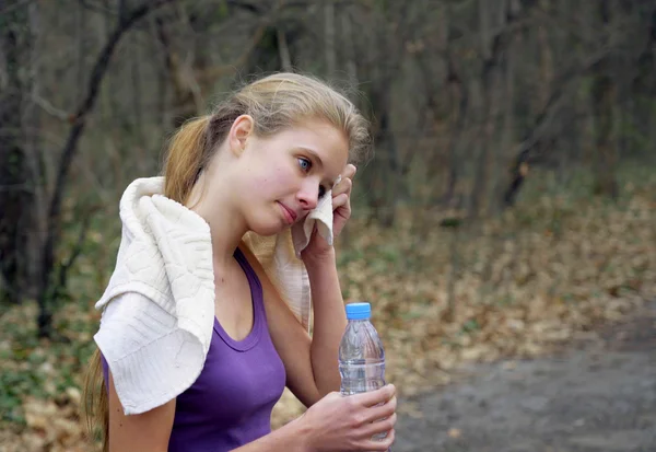 Donna corridore sta facendo jogging sul sentiero forestale nel parco . — Foto Stock