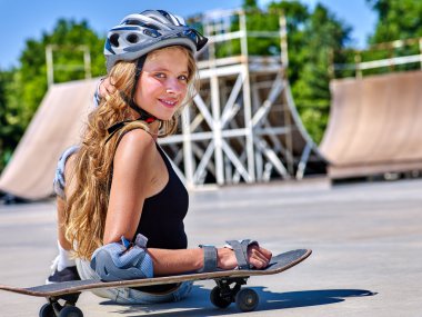 Genç kız onun kaykay sürmek