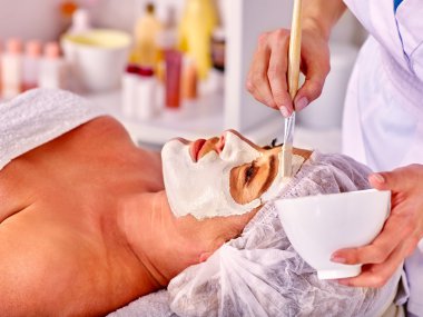 Kadın orta yaşlı almak yüz masaj spa salonda.