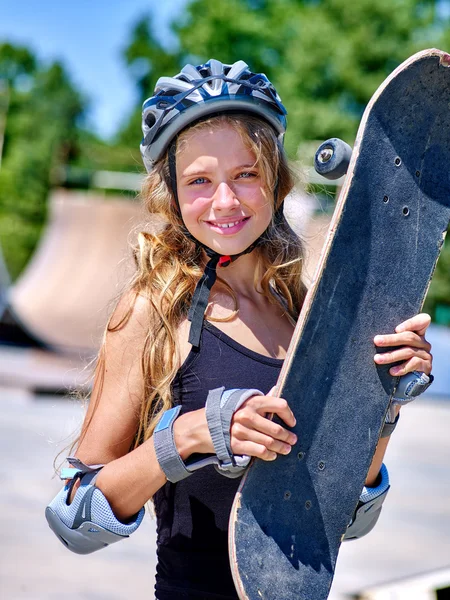 Adolescente menina monta seu skate — Fotografia de Stock