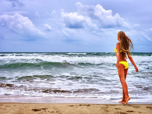 Lato morze dziewczynę w strój kąpielowy żółty — Zdjęcie stockowe