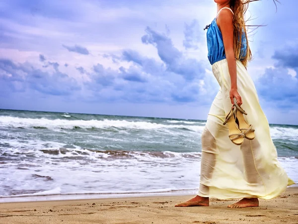 Verão menina mar olhar na água — Fotografia de Stock