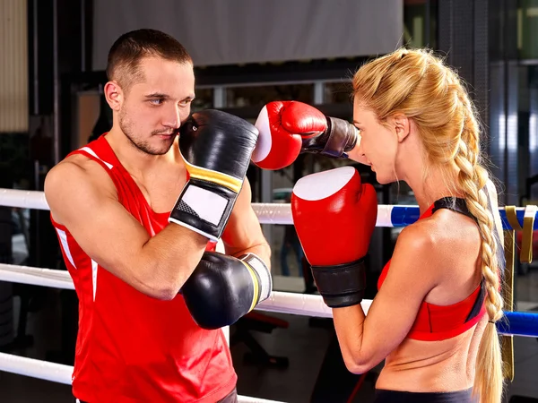 Çift erkek ve kadın boks ringde. — Stok fotoğraf