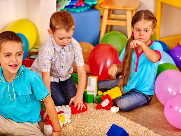 Grupp barn spel block på golvet . — Stockfoto