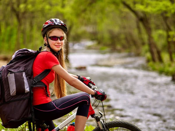 Bicicletas menina de ciclismo com grande mochila ciclismo fording através da água  . — Fotografia de Stock