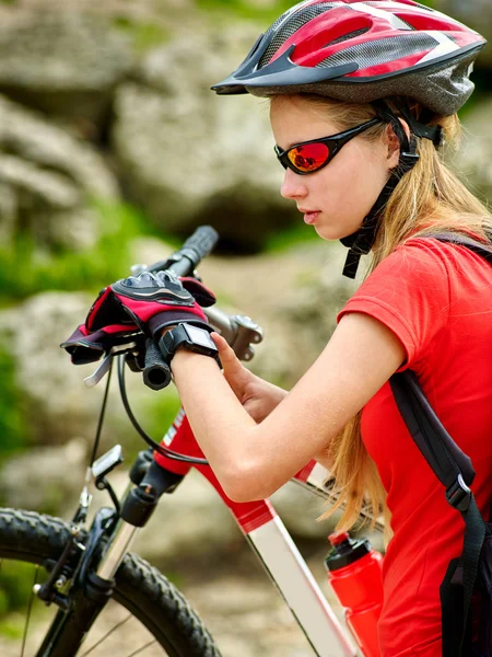 여자 사이클링 자전거입니다. 자전거 스마트 시계 여자 시계. — 스톡 사진