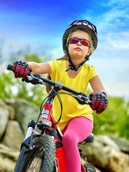 Bicicletas ciclismo chica con casco paseos en bicicleta . — Foto de Stock