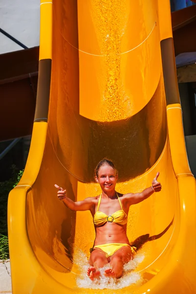 Niño en tobogán acuático en aquapark muestra los pulgares hacia arriba . — Foto de Stock